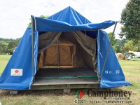 常設テント（１張：大人6名用）１張１泊6000円（テント・シュラフ含む）